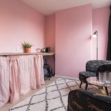 ホームステイ Pink Panther Studio